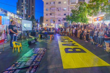 Hayfa, İsrail - 01 Ağustos 2024: Rehine aileleri için destek toplantısına katılan kalabalık, 300 gün boyunca ulusal marşı, Hayfa, İsrail