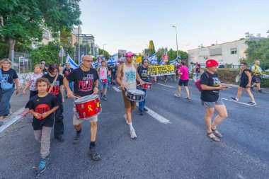 Hayfa, İsrail - 3 Ağustos 2024: Hükümete karşı bir protesto yürüyüşü sahnesi, insanların katıldığı, çeşitli tabelalar ve bayraklarla yeni seçimler çağrısında bulundu. Hayfa, İsrail