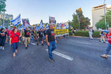 Hayfa, İsrail - 3 Ağustos 2024: Hükümete karşı bir protesto yürüyüşü sahnesi, insanların katıldığı, çeşitli tabelalar ve bayraklarla yeni seçimler çağrısında bulundu. Hayfa, İsrail
