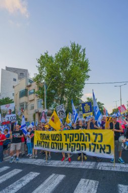 Hayfa, İsrail - 3 Ağustos 2024: Hükümete karşı bir protesto yürüyüşü sahnesi, insanların katıldığı, çeşitli tabelalar ve bayraklarla yeni seçimler çağrısında bulundu. Hayfa, İsrail