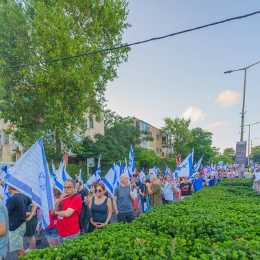 Hayfa, İsrail - 3 Ağustos 2024: Hükümete karşı bir protesto yürüyüşü sahnesi, insanların katıldığı, çeşitli tabelalar ve bayraklarla yeni seçimler çağrısında bulundu. Hayfa, İsrail