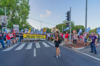Hayfa, İsrail - 3 Ağustos 2024: Hükümete karşı bir protesto yürüyüşü sahnesi, insanların katıldığı, çeşitli tabelalar ve bayraklarla yeni seçimler çağrısında bulundu. Hayfa, İsrail