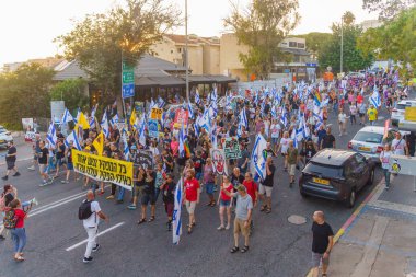 Hayfa, İsrail - 3 Ağustos 2024: Hükümete karşı bir protesto yürüyüşü sahnesi, insanların katıldığı, çeşitli tabelalar ve bayraklarla yeni seçimler çağrısında bulundu. Hayfa, İsrail