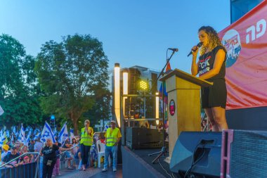 Hayfa, İsrail - 03 Ağustos 2024: Protesto lideri Rotem Perelman - Farhi, hükümete karşı düzenlenen bir protesto yürüyüşü kapsamında kalabalığa sesleniyor, Hayfa, İsrail