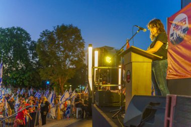 Hayfa, İsrail - 3 Ağustos 2024: Noga Rubinstein hükümete karşı düzenlenen bir protesto yürüyüşü kapsamında kalabalığa sesleniyor, Hayfa, İsrail