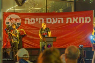 Hayfa, İsrail - 3 Ağustos 2024: Eski Genelkurmay Başkanı ve Savunma Bakanı Moshe Yaalon (Bogie), hükümete karşı düzenlenen bir protesto yürüyüşü kapsamında kalabalığa konuştu, Hayfa, İsrail