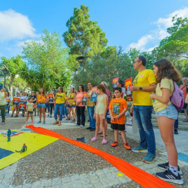 Hayfa, İsrail - 05 Ağustos 2024: İnsanlar Batman 'i seven ve 304 gündür Hamas esaretinde olan kızıl saçlı Ariel Bibas' ın beşinci doğum gününü kutluyorlar. Hayfa, İsrail