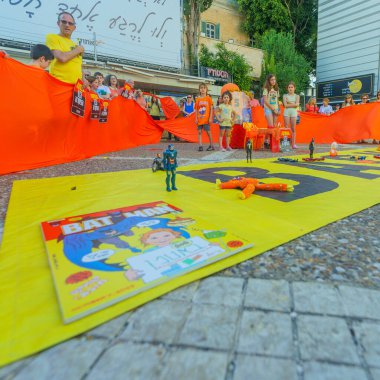 Hayfa, İsrail - 05 Ağustos 2024: İnsanlar Batman 'i seven ve 304 gündür Hamas esaretinde olan kızıl saçlı Ariel Bibas' ın beşinci doğum gününü kutluyorlar. Hayfa, İsrail