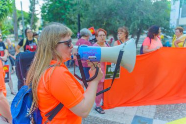 Hayfa, İsrail - 05 Ağustos 2024: İnsanlar Batman 'i seven ve 304 gündür Hamas esaretinde olan kızıl saçlı Ariel Bibas' ın beşinci doğum gününü kutluyorlar. Hayfa, İsrail