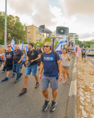 Hayfa, İsrail - 10 Ağustos 2024: İnsanlar Hayfa, İsrail 'deki bir protesto yürüyüşüne katılıyor