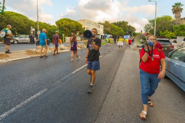 Hayfa, İsrail - 10 Ağustos 2024: Bir protesto yürüyüşü sahnesi, hükümete karşı, insanların katıldığı, çeşitli tabelalar ve bayraklarla yeni seçimler çağrısında bulundu. Hayfa, İsrail