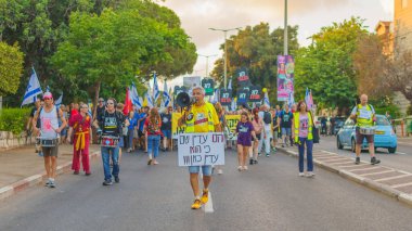 Hayfa, İsrail - 10 Ağustos 2024: Bir protesto yürüyüşü sahnesi, hükümete karşı, insanların katıldığı, çeşitli tabelalar ve bayraklarla yeni seçimler çağrısında bulundu. Hayfa, İsrail