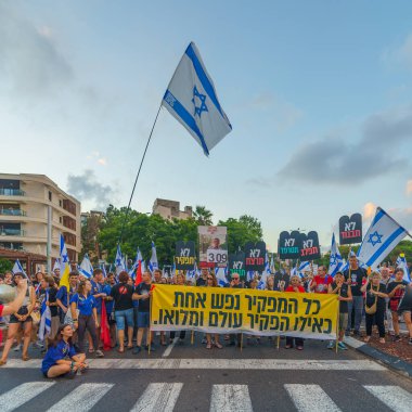Hayfa, İsrail - 10 Ağustos 2024: Bir protesto yürüyüşü sahnesi, hükümete karşı, insanların katıldığı, çeşitli tabelalar ve bayraklarla yeni seçimler çağrısında bulundu. Hayfa, İsrail