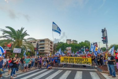 Hayfa, İsrail - 10 Ağustos 2024: Bir protesto yürüyüşü sahnesi, hükümete karşı, insanların katıldığı, çeşitli tabelalar ve bayraklarla yeni seçimler çağrısında bulundu. Hayfa, İsrail