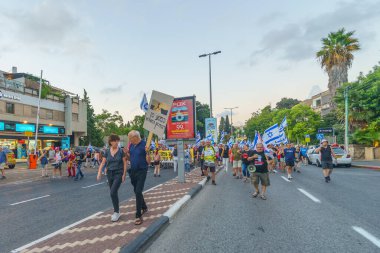 Hayfa, İsrail - 10 Ağustos 2024: Bir protesto yürüyüşü sahnesi, hükümete karşı, insanların katıldığı, çeşitli tabelalar ve bayraklarla yeni seçimler çağrısında bulundu. Hayfa, İsrail