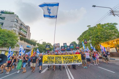 Hayfa, İsrail - 10 Ağustos 2024: Bir protesto yürüyüşü sahnesi, hükümete karşı, insanların katıldığı, çeşitli tabelalar ve bayraklarla yeni seçimler çağrısında bulundu. Hayfa, İsrail