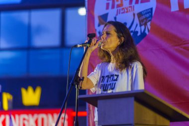 Hayfa, İsrail - 10 Ağustos 2024: Michal Golan, hükümete karşı düzenlenen bir protesto yürüyüşü kapsamında kalabalığa şarkı söylüyor, Hayfa, İsrail