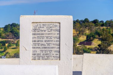 Fes, Fas - 31 Mart 2023 Fas 'taki Yahudi Mezarlığı' ndaki mezar taşlarının görüntüsü