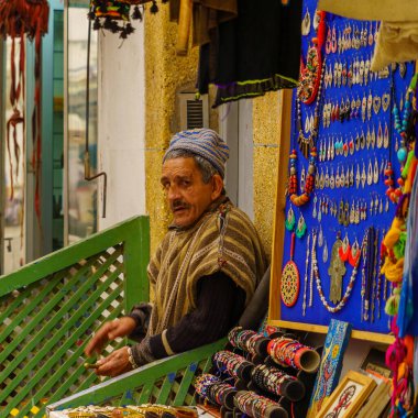 Essaouira, Fas - 06 Nisan 2023: Medine sokaklarında, yerli ve ziyaretçilerle birlikte Essaouira (Mogador), Fas,