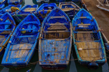 Balıkçılık limanındaki tipik tekne manzarası, Essaouira (Mogador), Fas