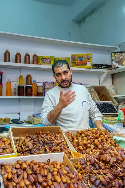 Casablanca, Fas - 29 Mart 2023: Kazablanka, Fas 'taki Eski Medine pazarında bir satıcı ve dükkanını görmek