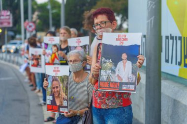 Hayfa, İsrail - 15 Ağustos 2024: Rehineler, Hayfa, İsrail 'e destek vermek amacıyla ağzı kapalı insanlar, rehine posteri ve diğer işaretler