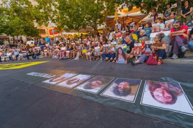 Hayfa, İsrail - 15 Ağustos 2024: Çeşitli tabelaları olan bir kalabalık rehine aileleri, Hayfa, İsrail için düzenlenen destek toplantısına katıldı