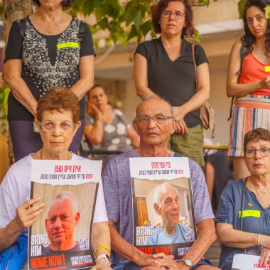 Hayfa, İsrail - 15 Ağustos 2024: Çeşitli tabelaları olan bir kalabalık rehine aileleri, Hayfa, İsrail için düzenlenen destek toplantısına katıldı