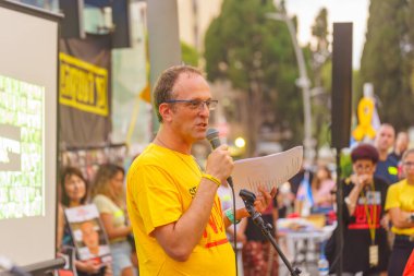 Hayfa, İsrail - 15 Ağustos 2024: Gadi Amihai rehine aileleri, Hayfa, İsrail 'e destek için kalabalığa sesleniyor