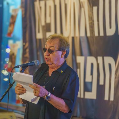 Hayfa, İsrail - 15 Ağustos 2024: İsrail Savyonu rehine aileleri, Hayfa, İsrail 'e verdiği destekle kalabalığa sesleniyor