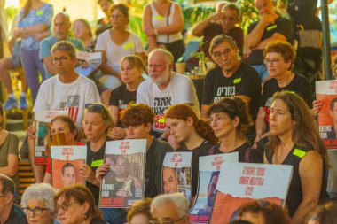 Hayfa, İsrail - 15 Ağustos 2024: Çeşitli tabelaları olan bir kalabalık rehine aileleri, Hayfa, İsrail için düzenlenen destek toplantısına katıldı