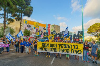Hayfa, İsrail - 17 Ağustos 2024: Bir protesto yürüyüşü sahnesi, hükümete karşı, insanların katıldığı, çeşitli tabelalar ve bayraklarla yeni seçimler çağrısında bulundu. Hayfa, İsrail