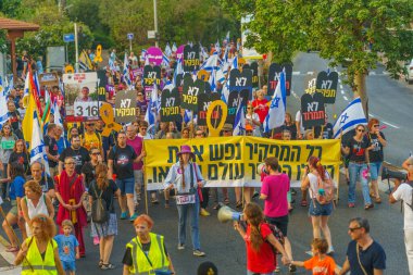 Hayfa, İsrail - 17 Ağustos 2024: Bir protesto yürüyüşü sahnesi, hükümete karşı, insanların katıldığı, çeşitli tabelalar ve bayraklarla yeni seçimler çağrısında bulundu. Hayfa, İsrail