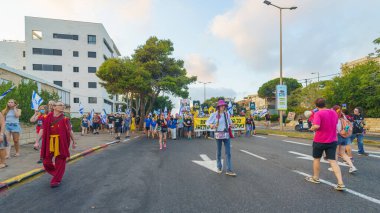 Hayfa, İsrail - 17 Ağustos 2024: Bir protesto yürüyüşü sahnesi, hükümete karşı, insanların katıldığı, çeşitli tabelalar ve bayraklarla yeni seçimler çağrısında bulundu. Hayfa, İsrail