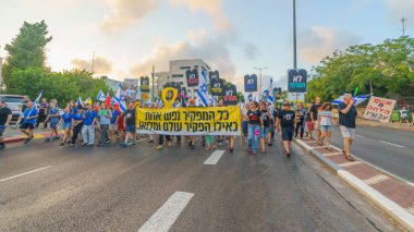 Hayfa, İsrail - 17 Ağustos 2024: Bir protesto yürüyüşü sahnesi, hükümete karşı, insanların katıldığı, çeşitli tabelalar ve bayraklarla yeni seçimler çağrısında bulundu. Hayfa, İsrail