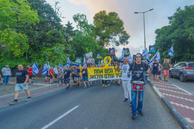 Hayfa, İsrail - 17 Ağustos 2024: Bir protesto yürüyüşü sahnesi, hükümete karşı, insanların katıldığı, çeşitli tabelalar ve bayraklarla yeni seçimler çağrısında bulundu. Hayfa, İsrail