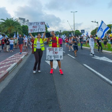 Hayfa, İsrail - 17 Ağustos 2024: Bir protesto yürüyüşü sahnesi, hükümete karşı, insanların katıldığı, çeşitli tabelalar ve bayraklarla yeni seçimler çağrısında bulundu. Hayfa, İsrail