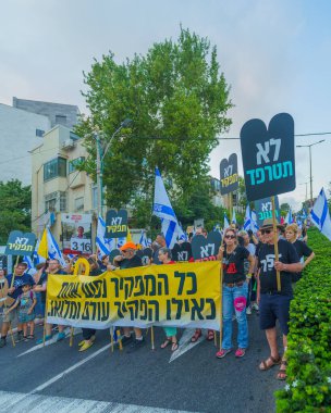Hayfa, İsrail - 17 Ağustos 2024: Bir protesto yürüyüşü sahnesi, hükümete karşı, insanların katıldığı, çeşitli tabelalar ve bayraklarla yeni seçimler çağrısında bulundu. Hayfa, İsrail