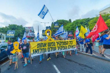 Hayfa, İsrail - 17 Ağustos 2024: Bir protesto yürüyüşü sahnesi, hükümete karşı, insanların katıldığı, çeşitli tabelalar ve bayraklarla yeni seçimler çağrısında bulundu. Hayfa, İsrail