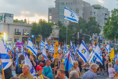 Hayfa, İsrail - 17 Ağustos 2024: Çeşitli tabela ve bayraklı bir kalabalık hükümete karşı düzenlenen protesto mitingine katılarak yeni seçimler çağrısında bulundu. Hayfa, İsrail