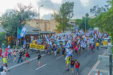 Hayfa, İsrail - 17 Ağustos 2024: Bir protesto yürüyüşü sahnesi, hükümete karşı, insanların katıldığı, çeşitli tabelalar ve bayraklarla yeni seçimler çağrısında bulundu. Hayfa, İsrail