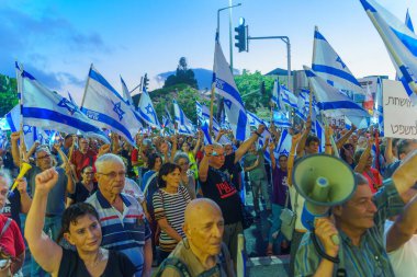 Hayfa, İsrail - 17 Ağustos 2024: Çeşitli tabela ve bayraklı insanlar, hükümete karşı düzenlenen protesto mitinginin bir parçası olarak yeni seçim çağrısında bulundu. Hayfa, İsrail