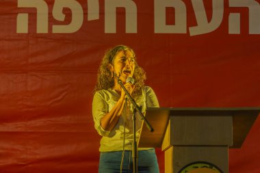 Hayfa, İsrail - 17 Ağustos 2024: Hadas Shaharabani Saydon, hükümete karşı düzenlenen bir protesto yürüyüşü kapsamında kalabalığa sesleniyor, Hayfa, İsrail