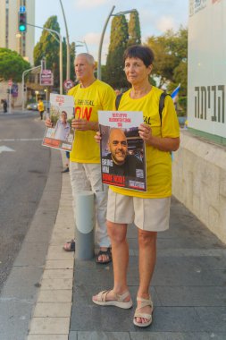 Hayfa, İsrail - 22 Ağustos 2024: Hayfa, İsrail 'de rehine posterli insanlar sokakta duruyor