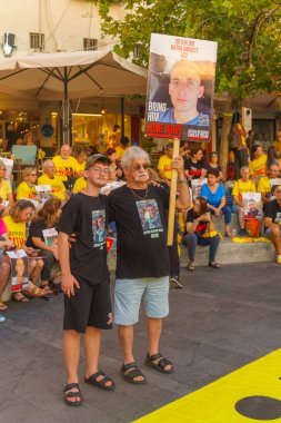 Hayfa, İsrail - 22 Ağustos 2024: Hamas tarafından rehin alınan Matan Angrest ailesi, İsrail 'in Hayfa kentinde düzenlenen destek toplantısına katıldı.