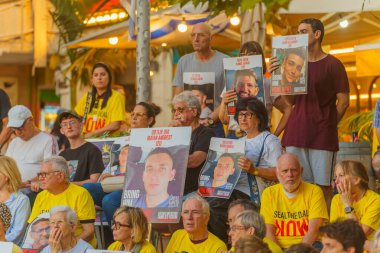 Hayfa, İsrail - 22 Ağustos 2024: Çeşitli tabelaları olan bir kalabalık rehine aileleri, Hayfa, İsrail için düzenlenen destek toplantısına katıldı