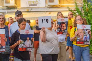 Hayfa, İsrail - 22 Ağustos 2024: Çeşitli tabelaları olan bir kalabalık rehine aileleri, Hayfa, İsrail için düzenlenen destek toplantısına katıldı