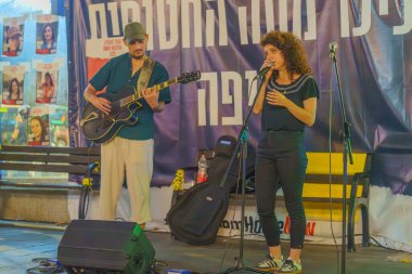 Hayfa, İsrail - 22 Ağustos 2024: Şarkıcı Daniella Turgeman, rehine aileleri Hayfa, İsrail 'e destek için kalabalığa şarkı söyledi