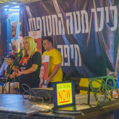 Hayfa, İsrail - 22 Ağustos 2024: Hamas 'ın rehinesi Ömer Neutra' nın teyzesi Osnat Getz, rehine aileleri için bir destek toplantısı düzenledi ve İsrail 'in Hayfa kentinde bir rehine anlaşması çağrısında bulundu.