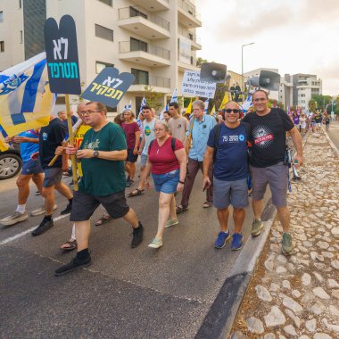 Hayfa, İsrail - 24 Ağustos 2024: İnsanlar Hayfa, İsrail 'deki bir protesto yürüyüşüne katılıyor